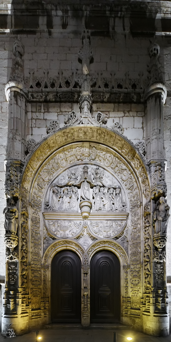 Das Eingangsportal der nach einem Erdbeben im 18. Jahrhundert wieder aufgebauten Igreja de Nossa Senhora da Conceio Velha. (Lissabon, Januar 2017)