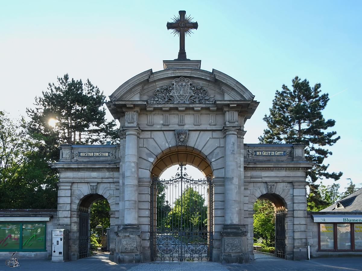 Das Eingangsportal zum Westfriedhof in Nrnberg wurde 1878 im neobarocken Stil errichtet. (Juni 2019)