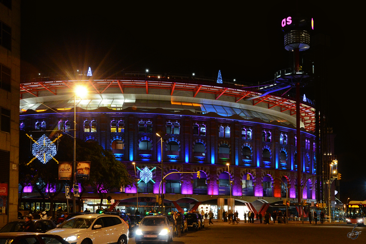 Das Einkaufszentrum Las Arenas wurde in eine ehemalige Stierkampfarena hineingebaut. (Barcelona, Dezember 2011)