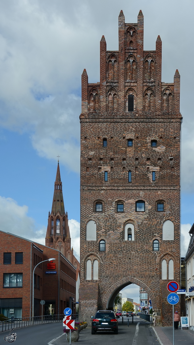 Das einzige erhaltene Stadttor in Demmin ist das im 13. Jahrhundert zusammen mit der Stadtmauer errichtete Luisentor. (August 2014)