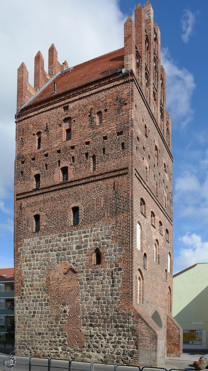 Das einzige erhaltene Stadttor in Demmin ist das im 13. Jahrhundert zusammen mit der Stadtmauer errichtete Luisentor. (August 2014)