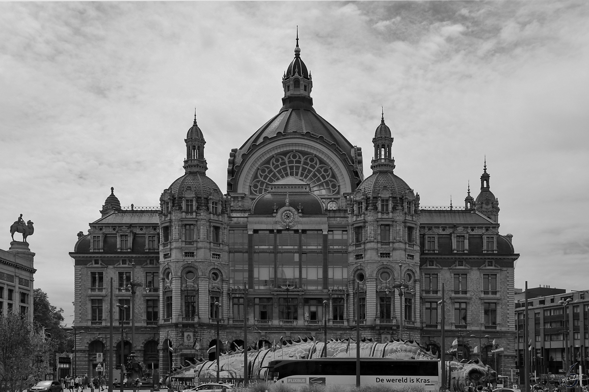 Das Empfangsgebude des Bahnhofes Antwerpen Centraal im Juli 2018.