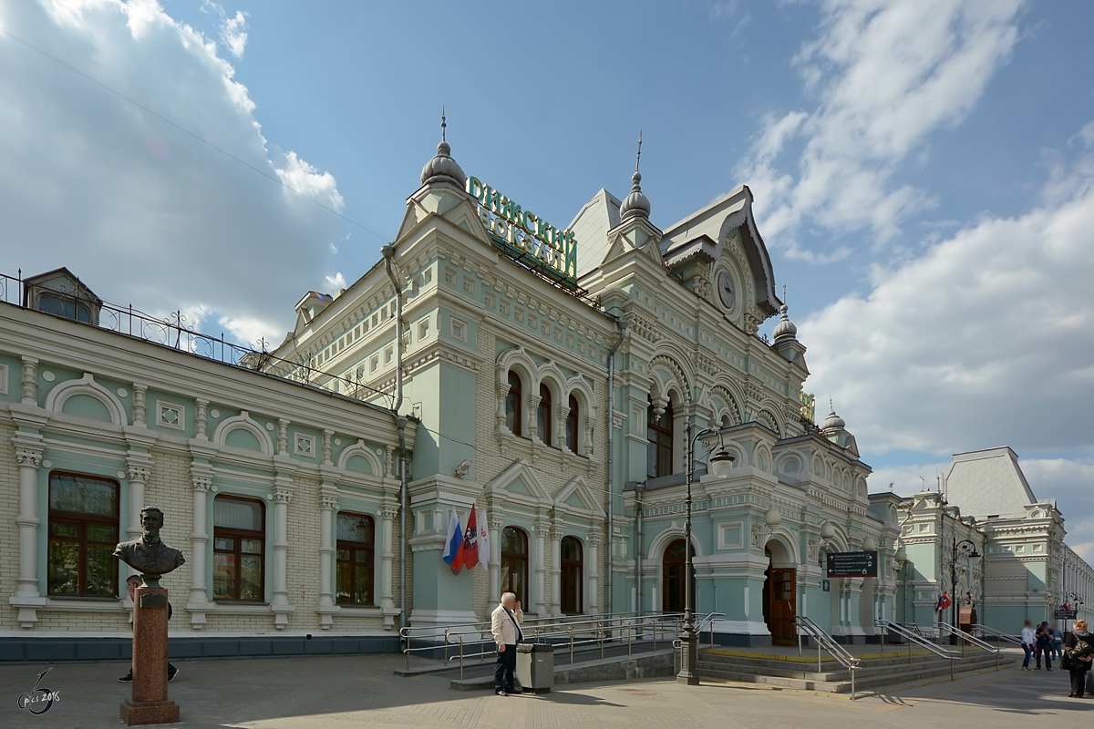 Das Empfangsgebäude des Rigaer Bahnhofs in Moskau. (Mai 2016)