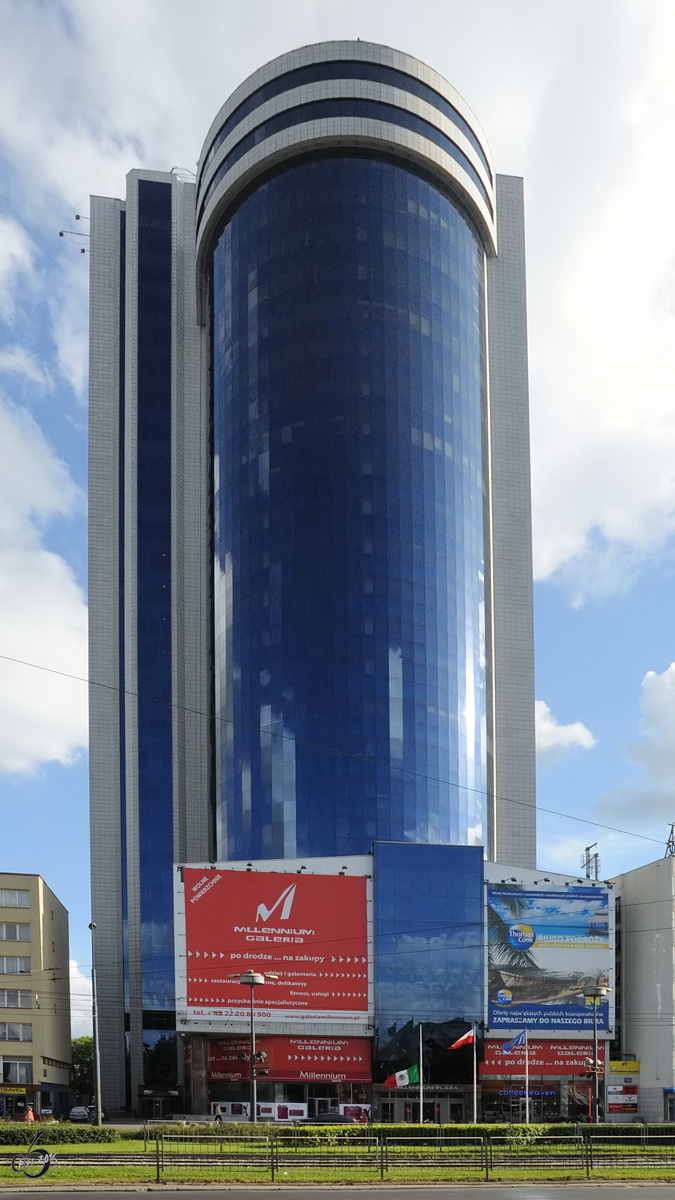 Das Ende der 1990er Jahre errichtete Hochhaus Millennium Plaza gehrt zu den umstrittensten Neubauten nach der Wende in Warschau. (August 2011)