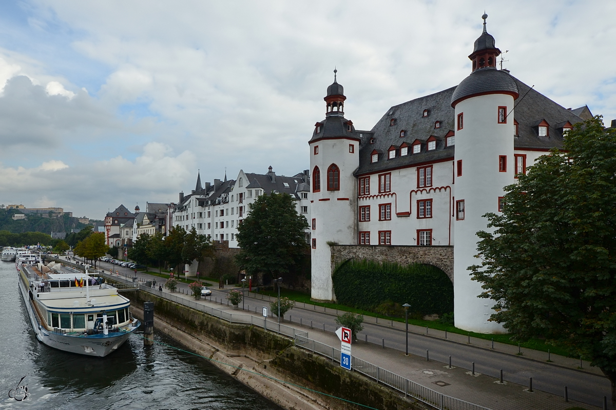 Das erhalten gebliebene Burghaus der aus dem 13. Jahrhundert stammenden Alten Burg. (Koblenz, September 2013)