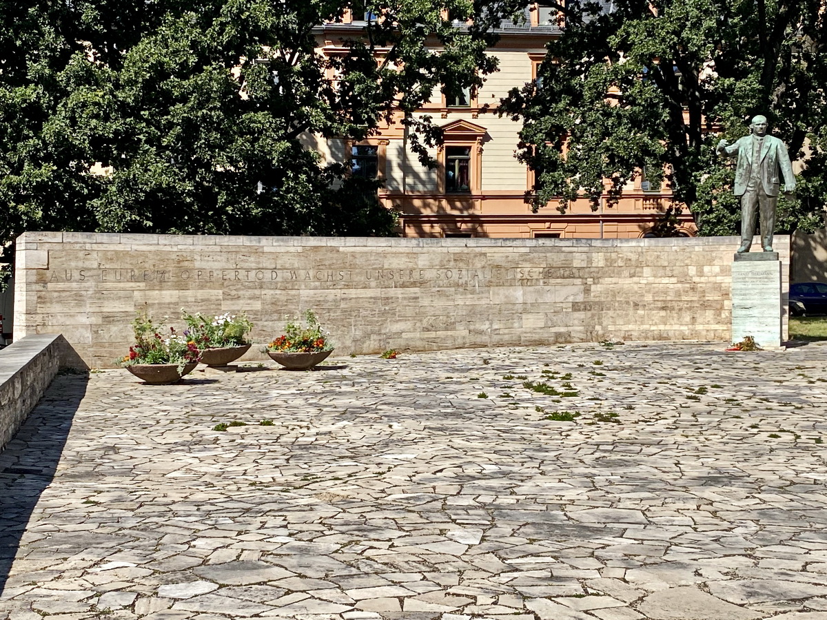 Das Ernst-Thlmann-Denkmal am Buchenwaldplatz in Weimar, eingeweiht im August 1958, gilt als Denkmal fr die Ermordung von Hftlingen im ehemaligen Konzentrationslager . Gesehen am 27. August 2020.