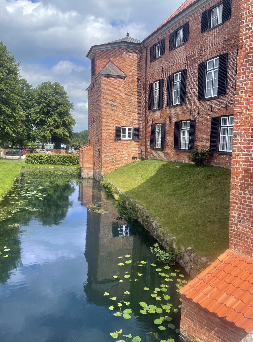 Das Eutiner Schloss in Eutin in Ostholstein gehrt neben dem Gottorfer und dem Glcksburger Schloss zu den bedeutendsten hfischen Profanbauten Schleswig-Holsteins. Die vierflgelige Anlage ging aus einer mittelalterlichen Burg hervor und wurde whrend mehrerer Jahrhunderte zur Residenz ausgebaut. Aufnahme: 8. Juni 2022.