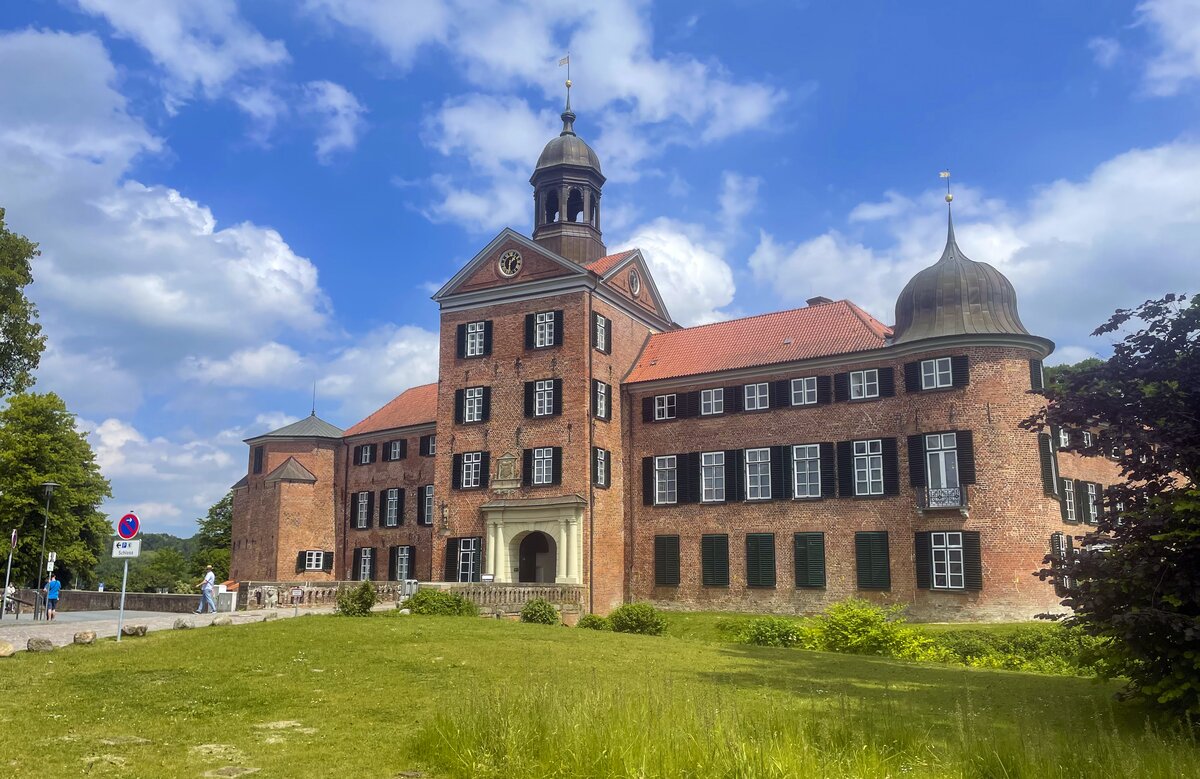 Das Eutiner Schloss in Ostholstein - Blick vom Schlossplatz zur Stadtfassade mit dem Torturm. Aufnahme: 8. Juni 2022.