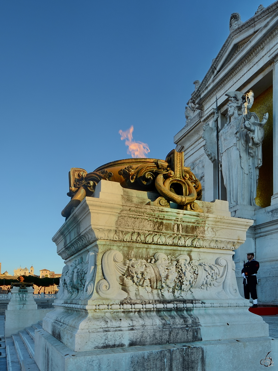 Das ewige Feuer am von 1885 bis 1913 erbauten Viktor-Emanuelsdenkmal (Monumento Nazionale a Vittorio Emanuele II), so gesehen Mitte Dezember 2015 in Rom.