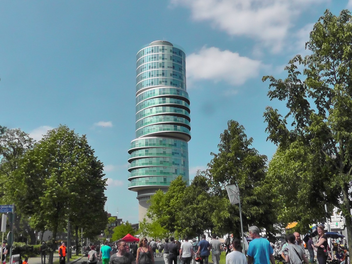 Das Exzenterhaus ist ein Brohochhaus auf der Universittsstrae in Bochum. Es berbaut einen ehemals denkmalgeschtzten siebengeschossigen Luftschutzbunker aus dem Jahre 1942. Es wurde entworfen vom Berliner Architekten Gerhard Spangenberg. Die Aufnahme entstand am 6. Jui 2015 bei der Veranstaltung  Blaupause  zum 50. Jahrestag der Grndung der Ruhr-Universitt Bochum von der fr den Fahrzeugverkehr gesperrten Universittddtrae aus.