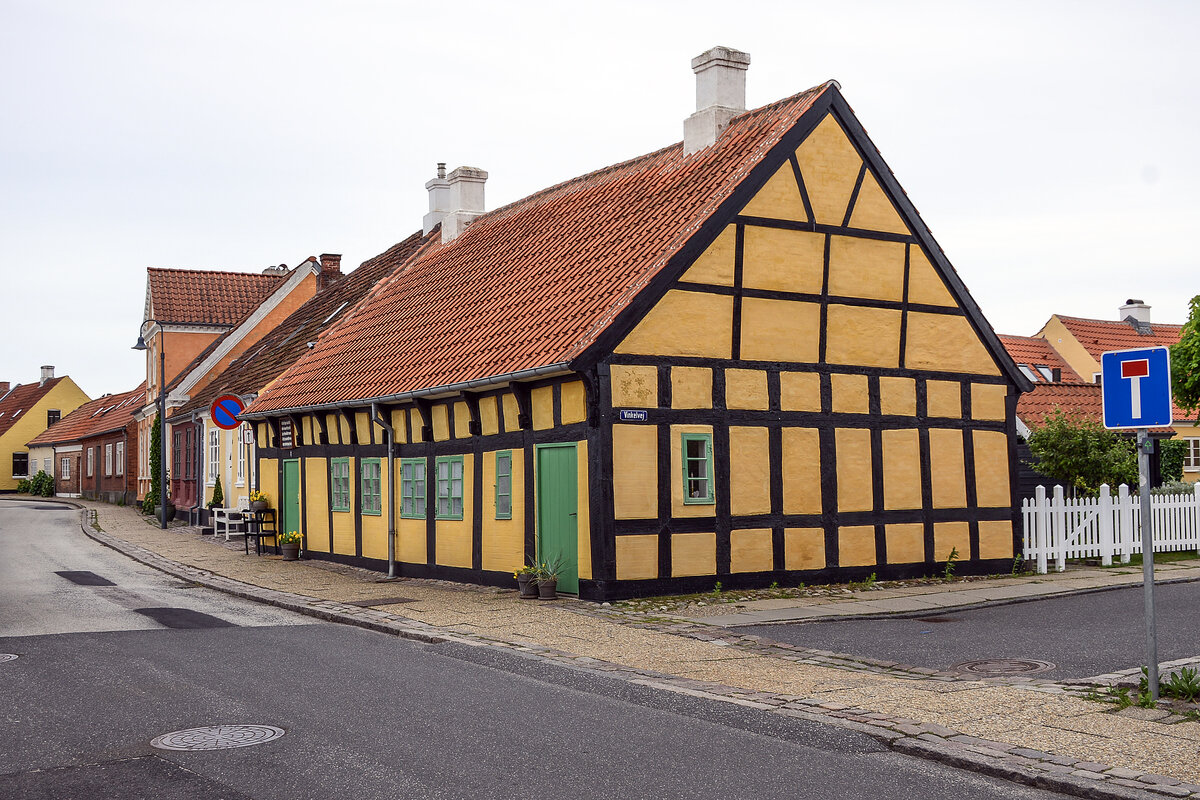 Das Fachwerkhaus an der Ecke der Vinkelvej und der Strandgade in der nordj�tl�ndischen Kleinstadt S�by. Aufnahme: 14. Juni 2026.