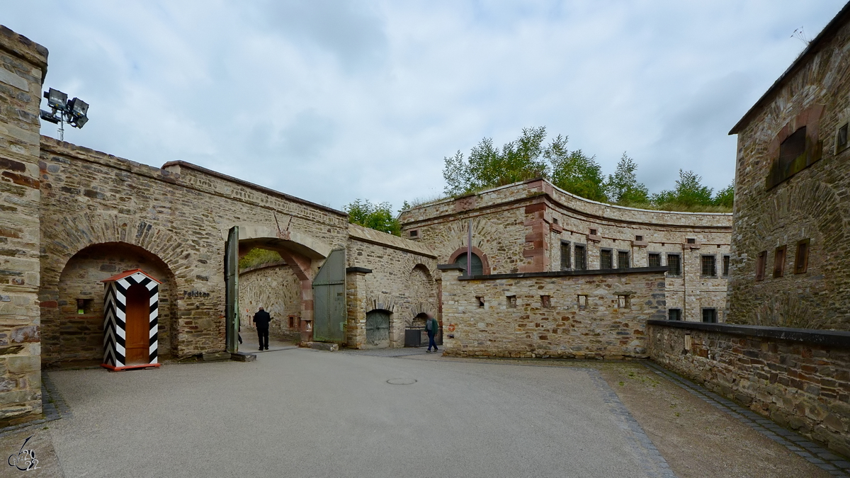 Das Feldtor befindet sich im Hauptwall der Festung Ehrenbreitstein. (Koblenz, September 2013)