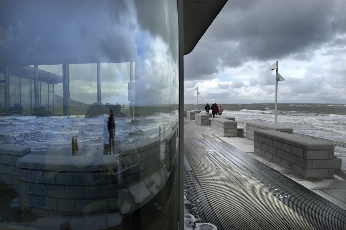 Das Fenster des Milchbars und die Strandpromenade von Norderney. Aufnahme: April 2008.