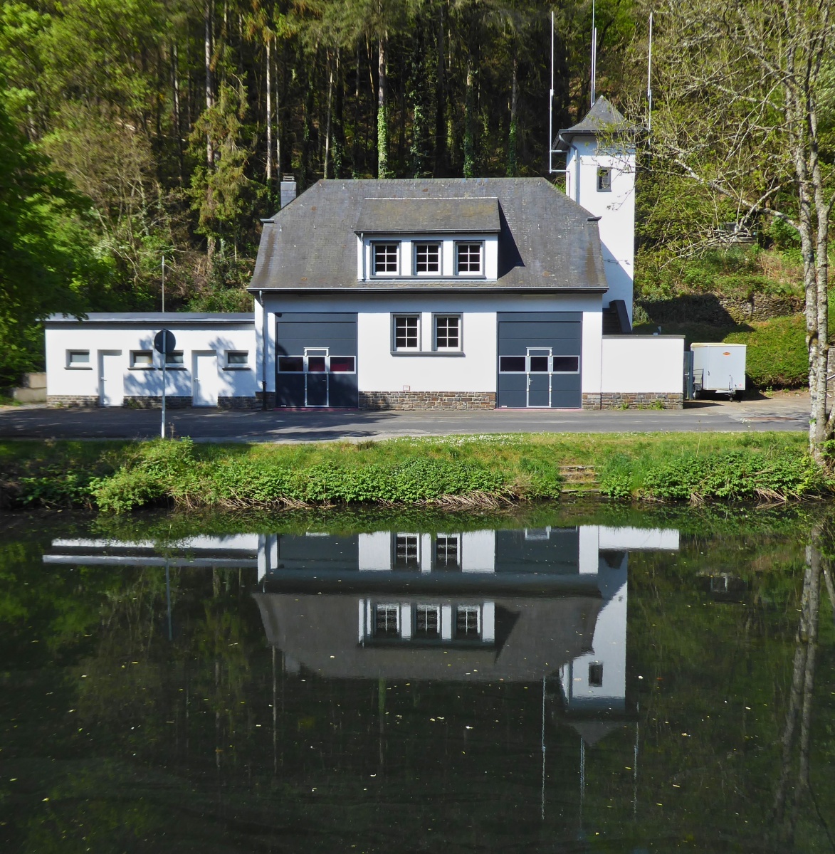 Das Feurwehrgebude der Ortsfeuerwehr Esch Sauer am Ufer der Sauer. 05.2022