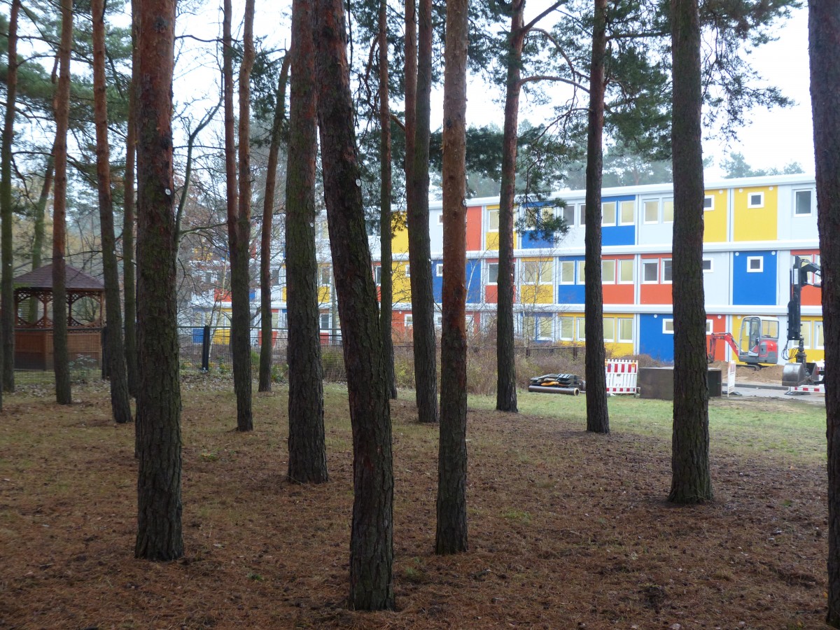 Das Flchtlingsheim im Walde, fernab von denen, die sich gestrt fhlen: Das war bisher sehr oft der Fall. Im Allendeviertel trifft das eher symbolisch zu, es handelt sich um ein waldreiches Wohnviertel im Sdosten Berlins. 18.12.2014