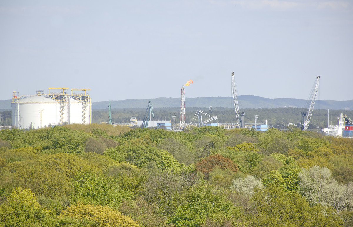 Das Flssiggasterminal Świnoujście (Swinemnde) vom Hochbunker Goeben aus gesehen. Aufnahme: 7. Mai 2016.