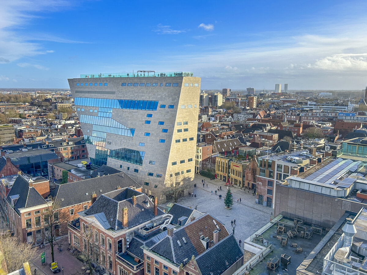 Das Forum Groningen vom Aussichtsplattform des Martinitorens aus gesehen. Das Gebude ist 45 Meter hoch; die Nutzflche von 17.000 m verteilt sich auf zehn Etagen,die durch Rolltreppen miteinander verbunden sind. Aufnahme: 29. Dezember 2023.