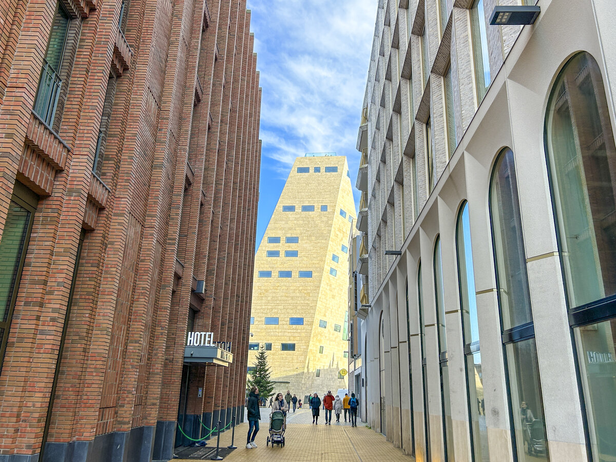 Das Forum Groningen ist ein Gebude im Zentrum der niederlndischen Stadt Groningen am Nieuwe Markt. Es beherbergt verschiedene Einrichtungen, die tglich ffentlich und zum Teil kostenlos zugnglich sind, darunter die stdtische Bibliothek, die Touristeninformation VVV und die Dachterrasse, die einen Ausblick ber die ganze Stadt bietet. Aufnahme: 29. Dezember 2023.