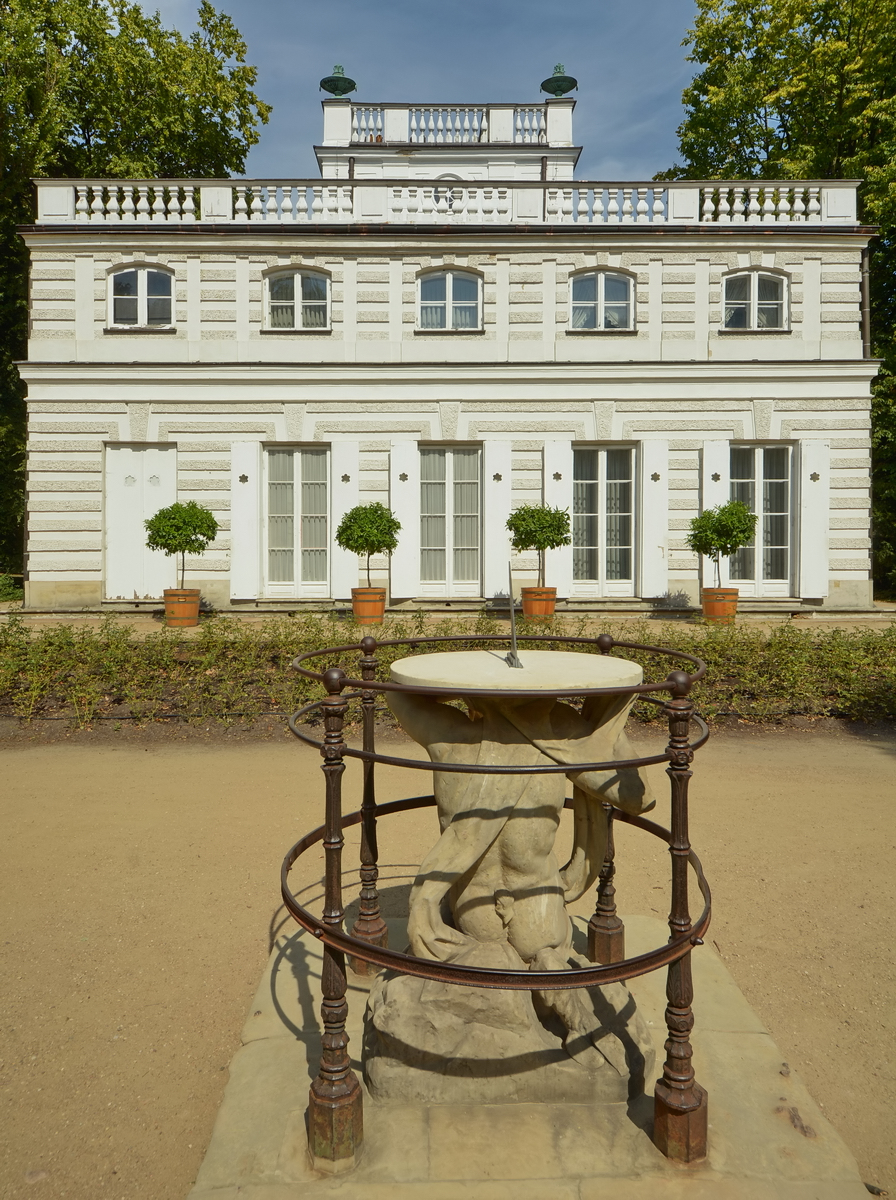 Das frhklassizistische Weie Haus wurde in den Jahren von 1774 bis 1776 erbaut. (Warschau, August 2015)