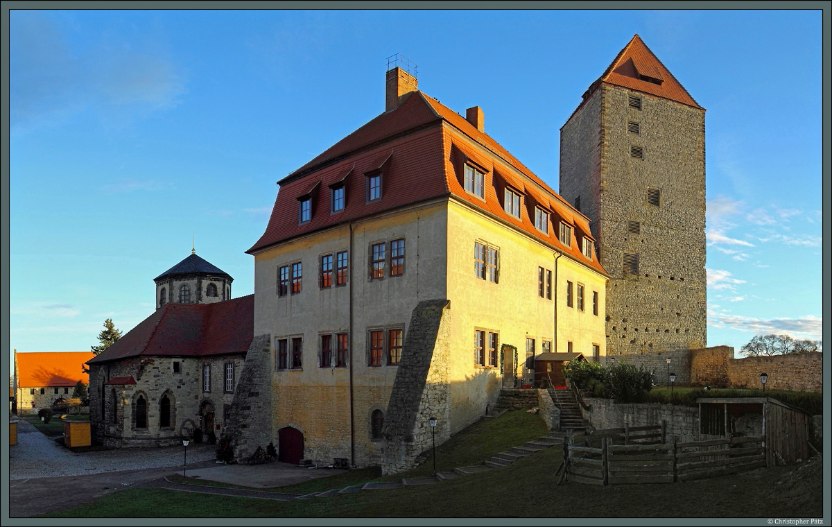 Das Frstenhaus mit Burgkapelle und Marterturm im Abendlicht. Der Marterturm wurde Anfang des 13. Jahrhunderts als Wohnturm errichtet, im 14. Jahrhundert gewann der Turm durch Umbau nochmals an Hhe. Bei genauerem Hinsehen lassen sich die Bauphasen gut erkennen.  (Burg Querfurt, 27.12.2013)