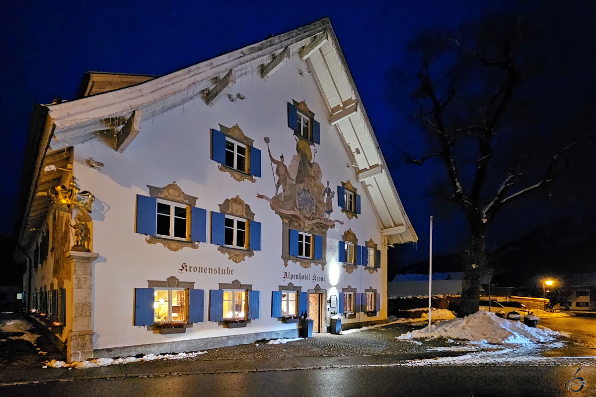 Das Gasthaus Krone wurde ca. 1775 ursprnglich als Amtshaus erbaut, so gesehen Ende November 2023 in Pfronten.