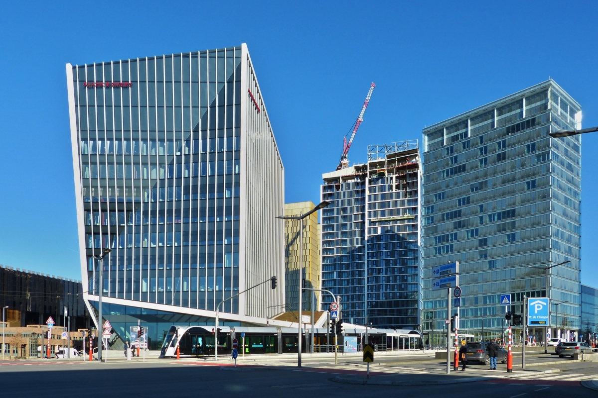 Das Gebude Allen & Overy mit einem Knick in der Fassade am Eingang zum Kirchberg in der Stadt Luxemburg.  02.2020