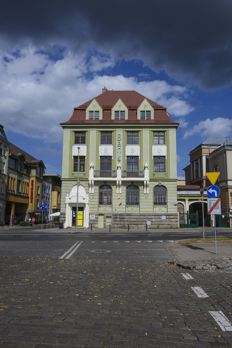 Das Gebude der BNP Bank am Plac Zwycięstwa (bis 1945 Stephanplatz) in Słupsk (Stolp) in Hinterpommern. Aufnahme: 23. August 2020.