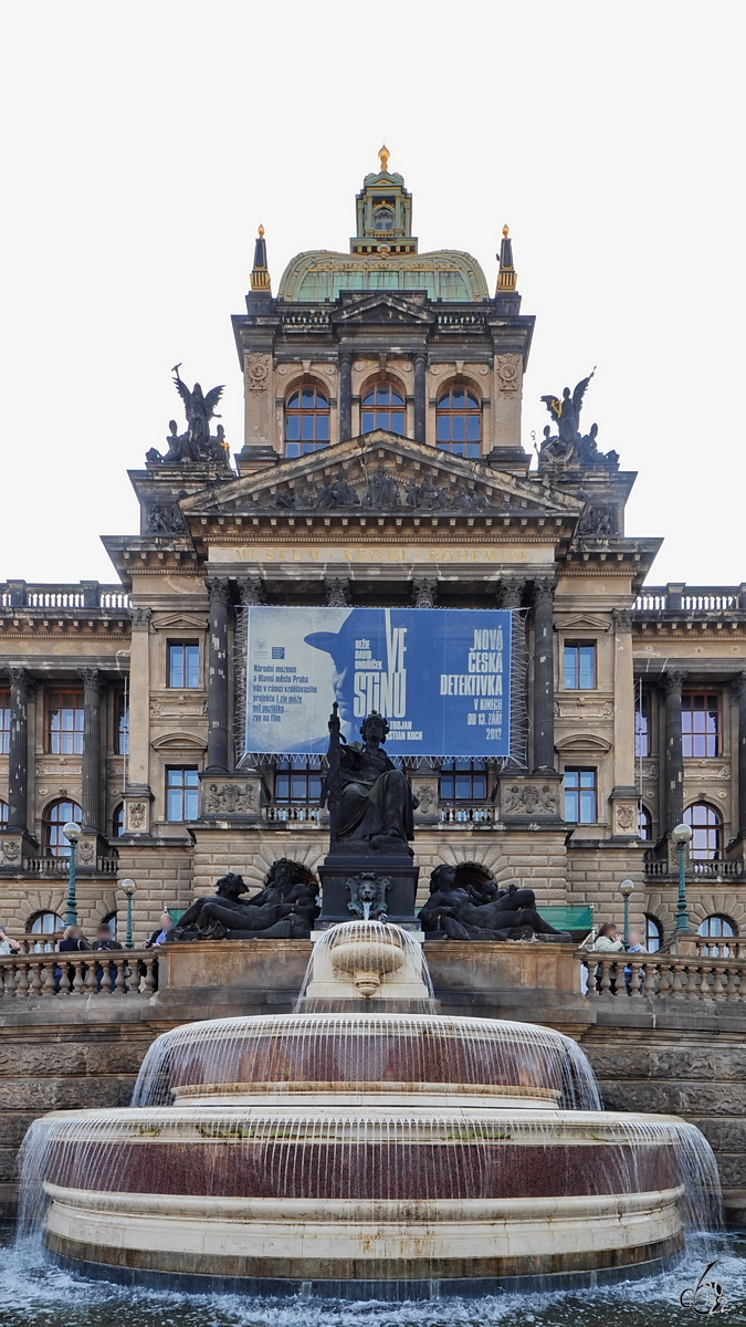 Das Gebude des Nationalmuseums in Prag wurde von 1885 bis 1891 im Stil der Neorenaissance erbaut. (September 2012)