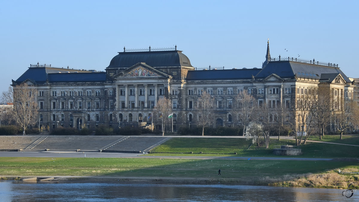 Das Gebude des Schsisches Staatsministerium der Finanzen im Stil der Neorenaissance am Neustdter Elbufer. (Dresden, April 2018)