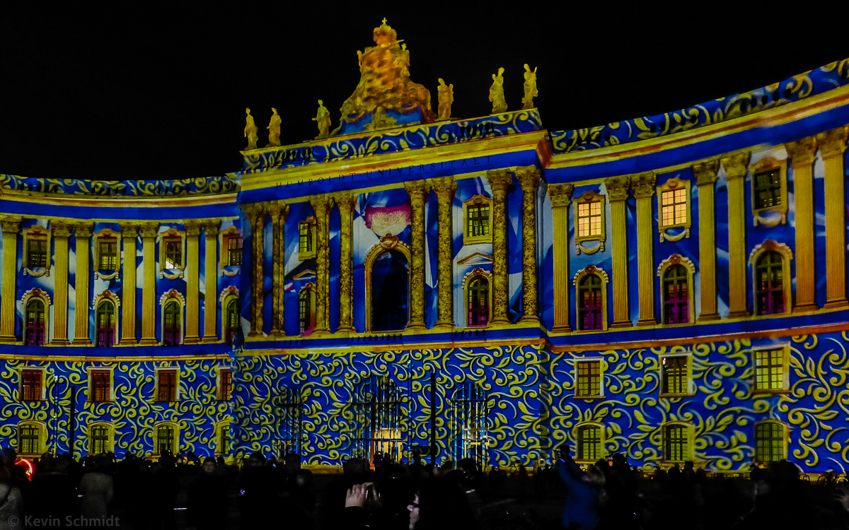 Das Gebäude der Juristischen Fakultät der Humboldt-Universität zu Berlin am Bebelplatz wurde anlässlich des  <a href= http://festival-of-lights.de/ >Festival of Lights</a> / <a href= http://berlin-leuchtet.com/ >Berlin leutet</a>  spektakulär illuminiert. Man erkennt kaum, welche der sichtbaren Elemente Teile der tatsächlichen Architektur und welche lediglich Projektionen sind. (18.10.2014)