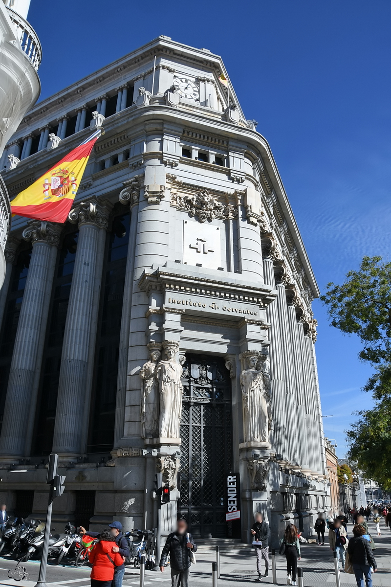 Das Gebude der Karyatiden (Edificio de Las Caritides) wurde in den Jahren 1911 bis 1918 erbaut. (Madrid, November 2022)