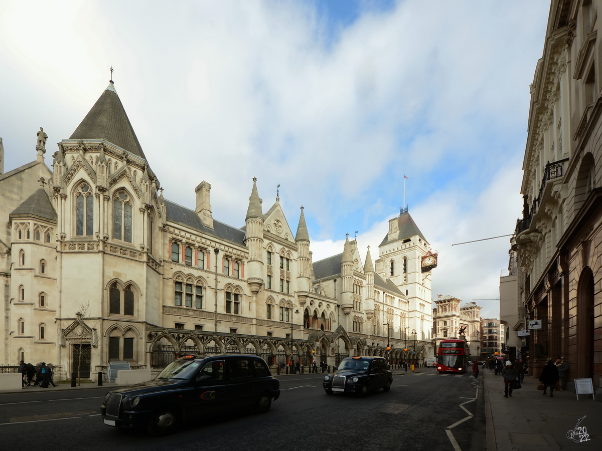 Das Gebude der Knigliche Gerichtshfe (Royal Courts of Justice) wurde von 1874 bis 1882 in der Sptphase des Gothic Revival erbaut. (London, Februar 2015)