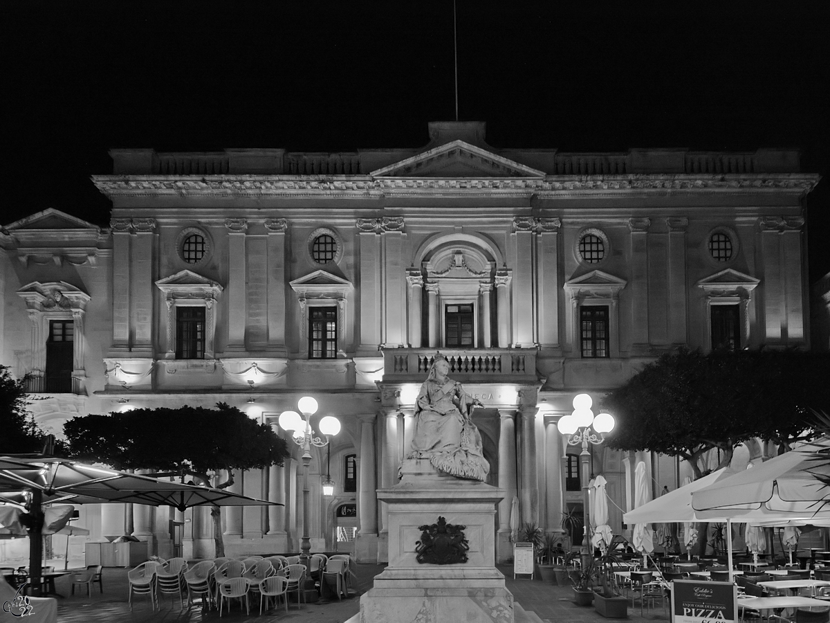 Das Gebude der Nationalbibliothek Malta (Bibljoteka Nazzjonali ta’ Malta), davor die Statue von Knigin Victoria in Valletta. (Oktober 2017)