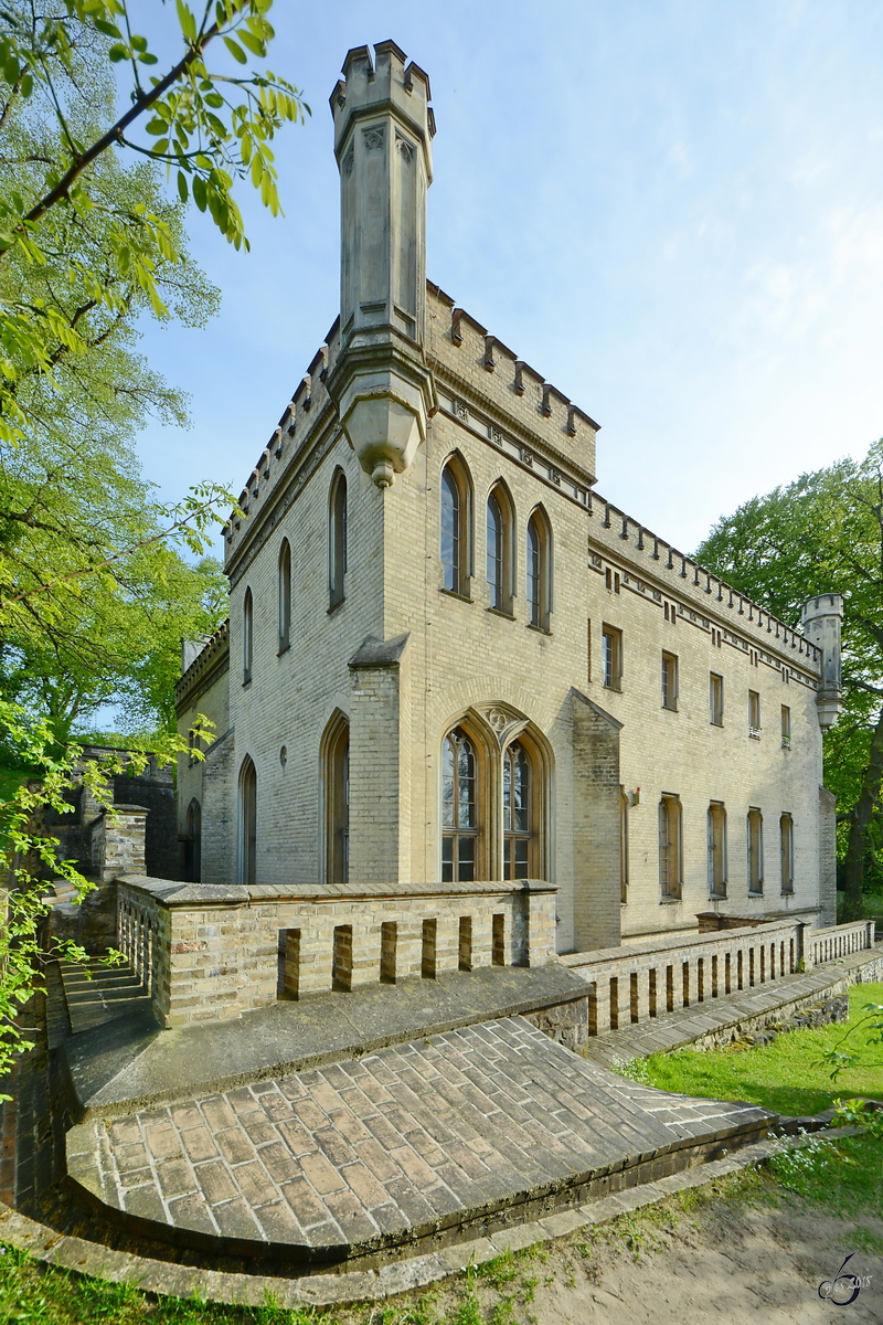 Das Gebude der Schlosskche ist recht weit vom Schloss Babelsberg entfernt. (Berlin, April 2018)