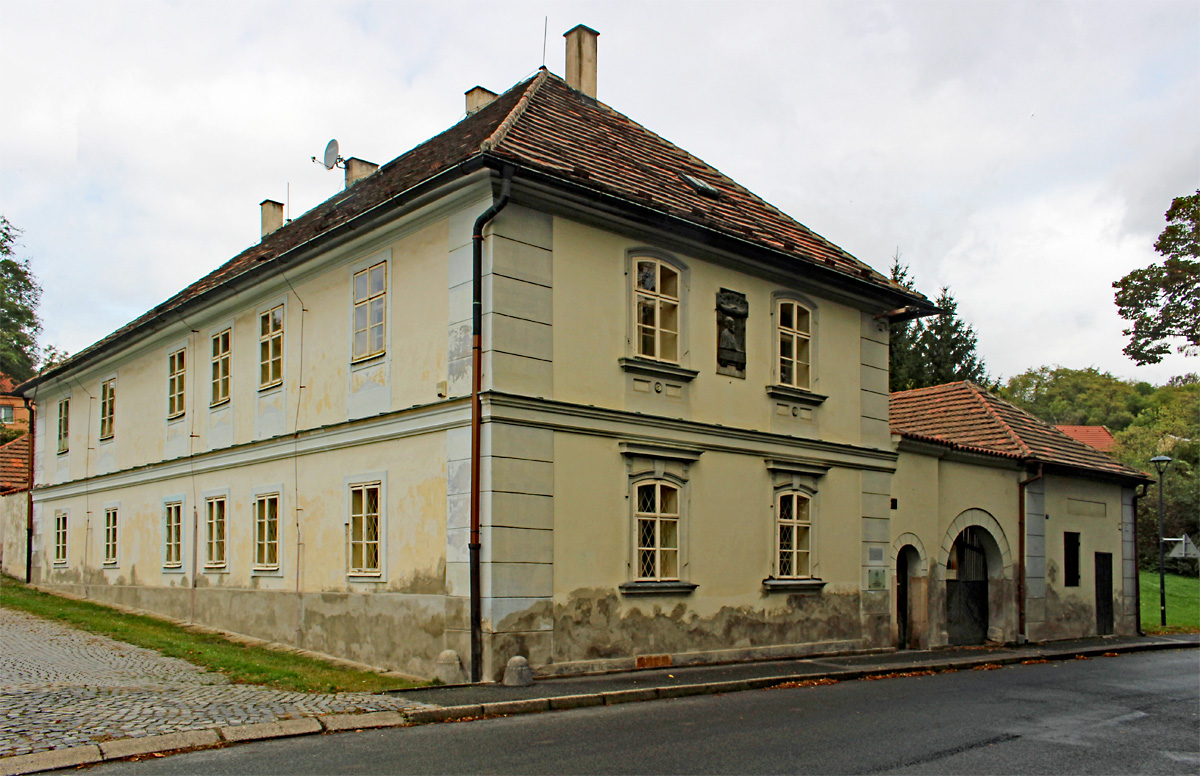 Das Geburtshaus von Antonín Dvořák im böhmischen  Nelahozeves, in Sichtweite des eindrucksvollen Schlosses, macht derzeit zumindest von außen nicht den allerbesten Eindruck, was bei historischen Bauwerken in Tschechien selten ist. Vielleicht hat auch das schlechte Wetter am 10.10.2017 zu diesem Eindruck beigetragen.