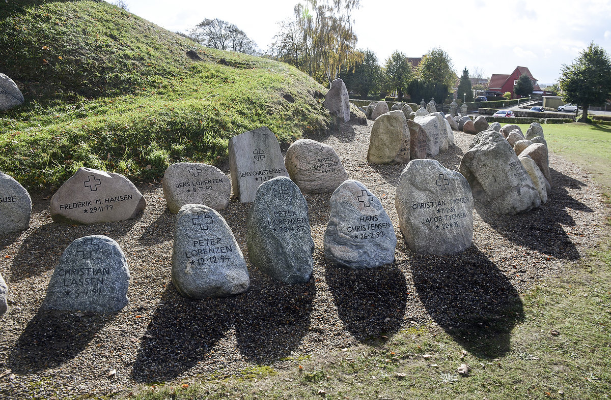 Das Gefallenendenkmal in Broager (deutsch: Broacker)  ist ein knstlich angelegter Hgel auf dem Kirchfriedhof des Ortes Broager im heutigen Dnemark. Die Anfang der 1920er Jahre errichtete Gedenksttte ist ein Denkmal fr 190 Gefallene des Ersten Weltkrieges aus den neun ehemals deutschen Orten im Broager Land
Aufnahme: 20. Oktober 2018.