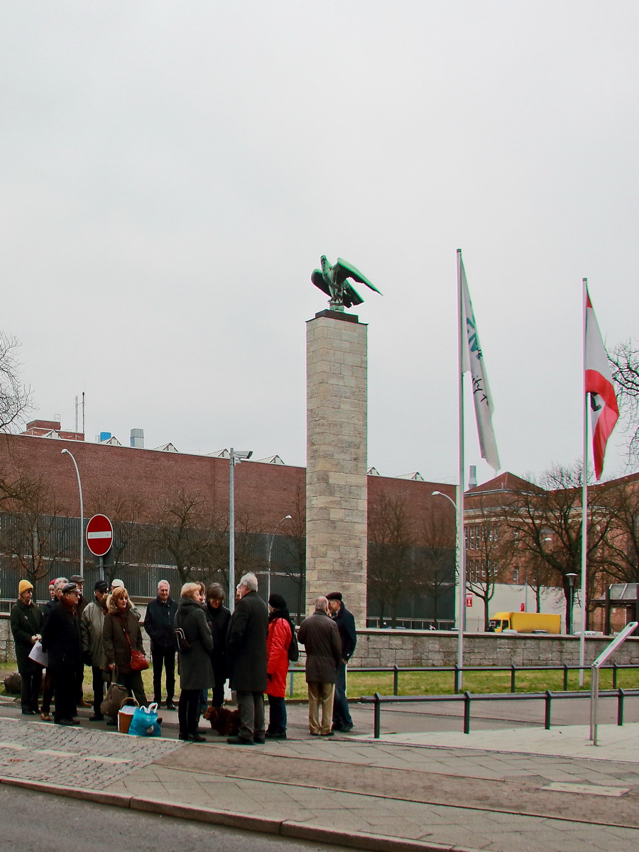 Das Gefallenenehrenmal zum Gedenken an die etwa 3000 im Ersten Weltkrieg gefallenen Siemens-Mitarbeiter befindet sich auf dem sdstlichen Vorplatz des Verwaltungsgebudes am Rohrdamm / Nonnendammallee am 27. Januar 2018 in Berlin.