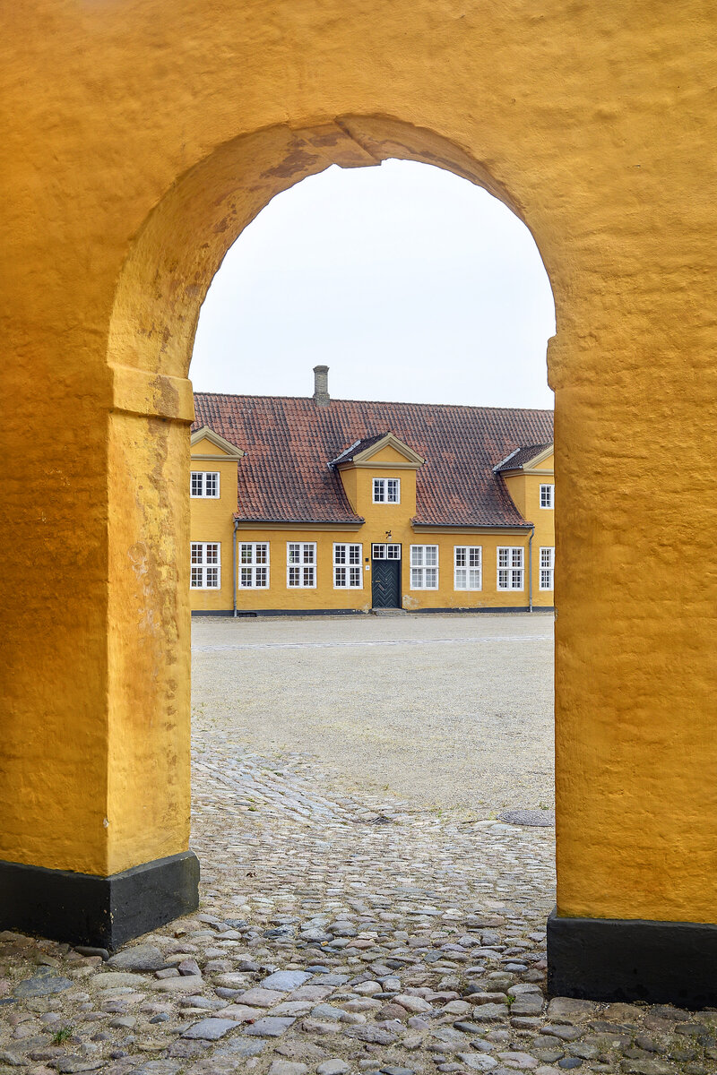 Das gelbe Palais neben dem Dom zu Roskilde beherbergt heute das Museum fr zeitgenssische Kunst (dnisch: MUseet for Samtidskunst).
Aufnahme: 20. Juni 2023.