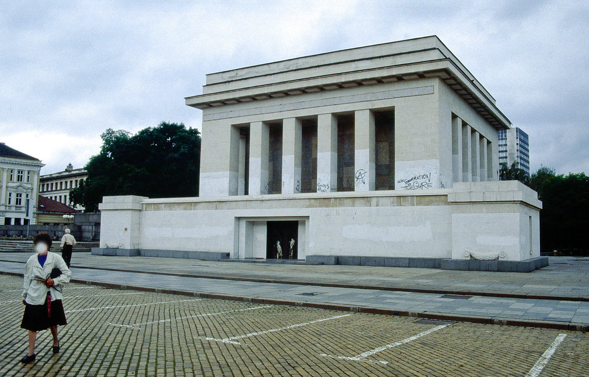 Das Georgi-Dimitrow-Mausoleum war ein Gedenkort fr den weit ber seine Landesgrenzen hinaus bekannten bulgarischen Politiker Georgi Dimitrow (im deutschen Sprachraum auch Dimitroff geschrieben). Es wurde nach dem Tod von Dimitrow (1949) bis 1950 fertiggestellt und befand sich bis zu seinem Abriss im Jahr 1999 im Zentrum der bulgarischen Hauptstadt Sofia.
Bild vom Dia. Aufnahme: Juni 1992.