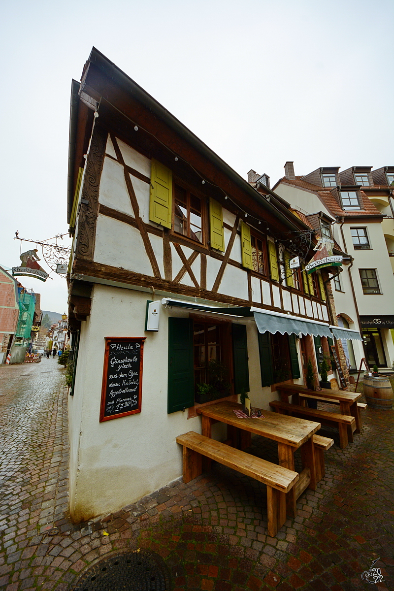 Das Gerberhaus ist ein historisches Fachwerkgebude aus dem 16. Jahrhundert. (Neustadt an der Weinstrae, Dezember 2014)