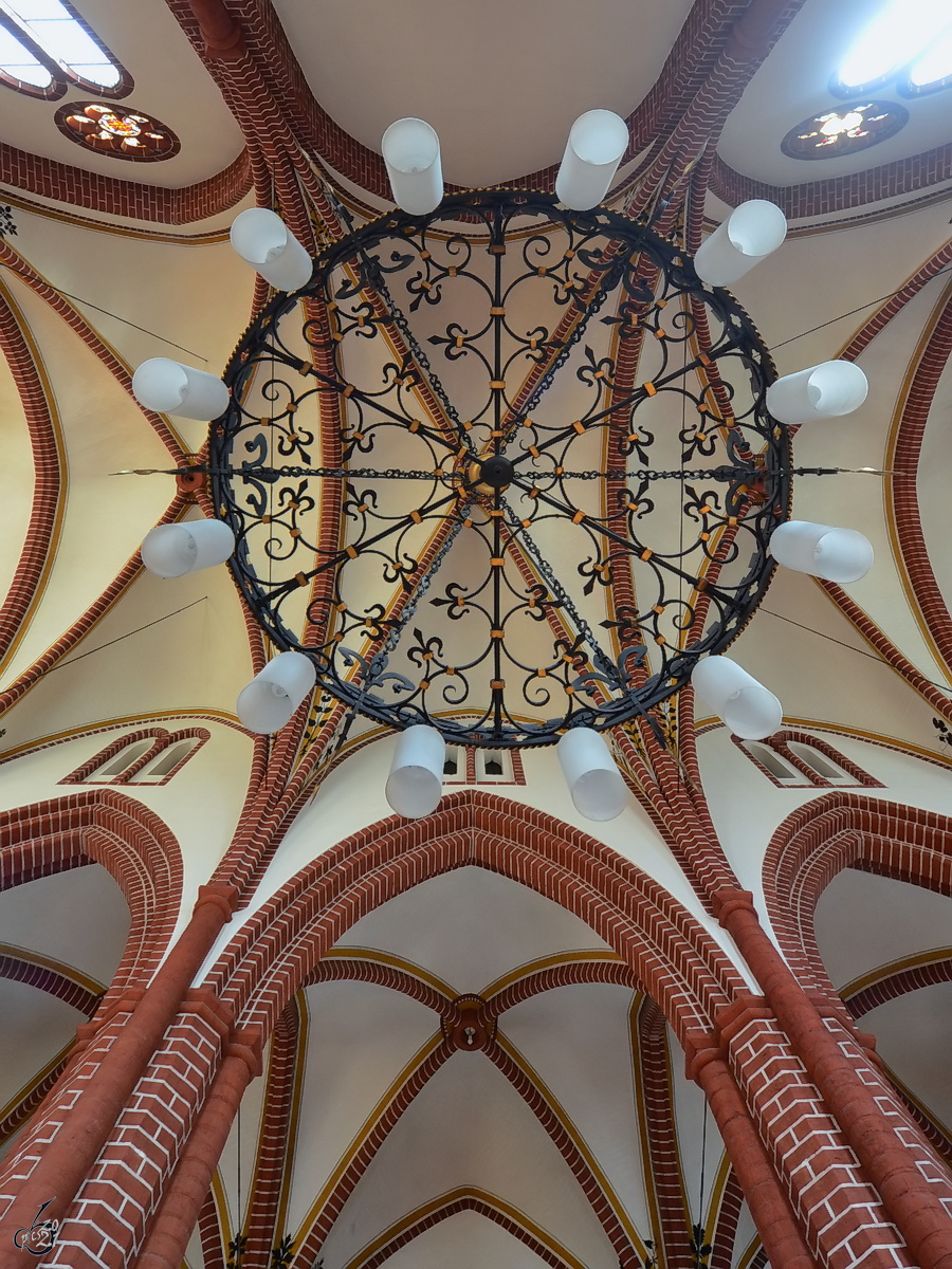 Das Gewlbe mit Strebepfeiler und Kronleuchter in der Klosterkirche St. Johannis Neubrandenburg. (August 2013)