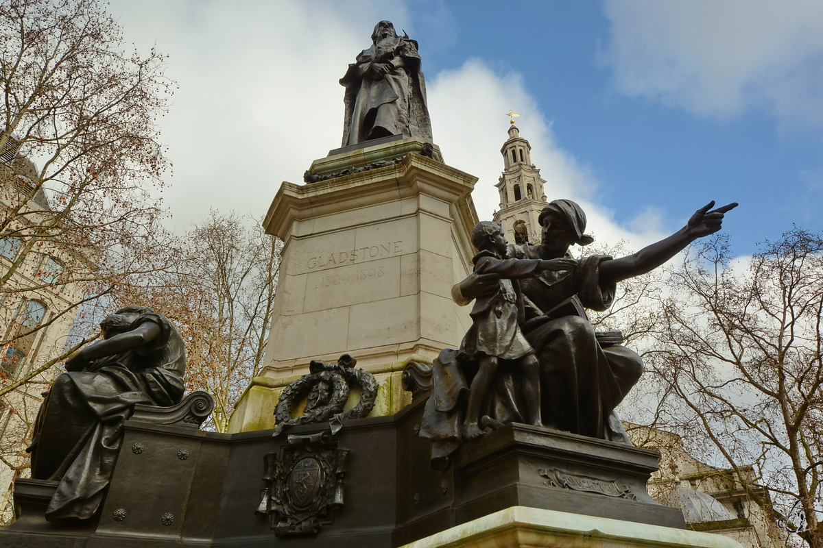 Das Gladstone Memorial wurde erst 1906 enthllt. (London, Februar 2015)
