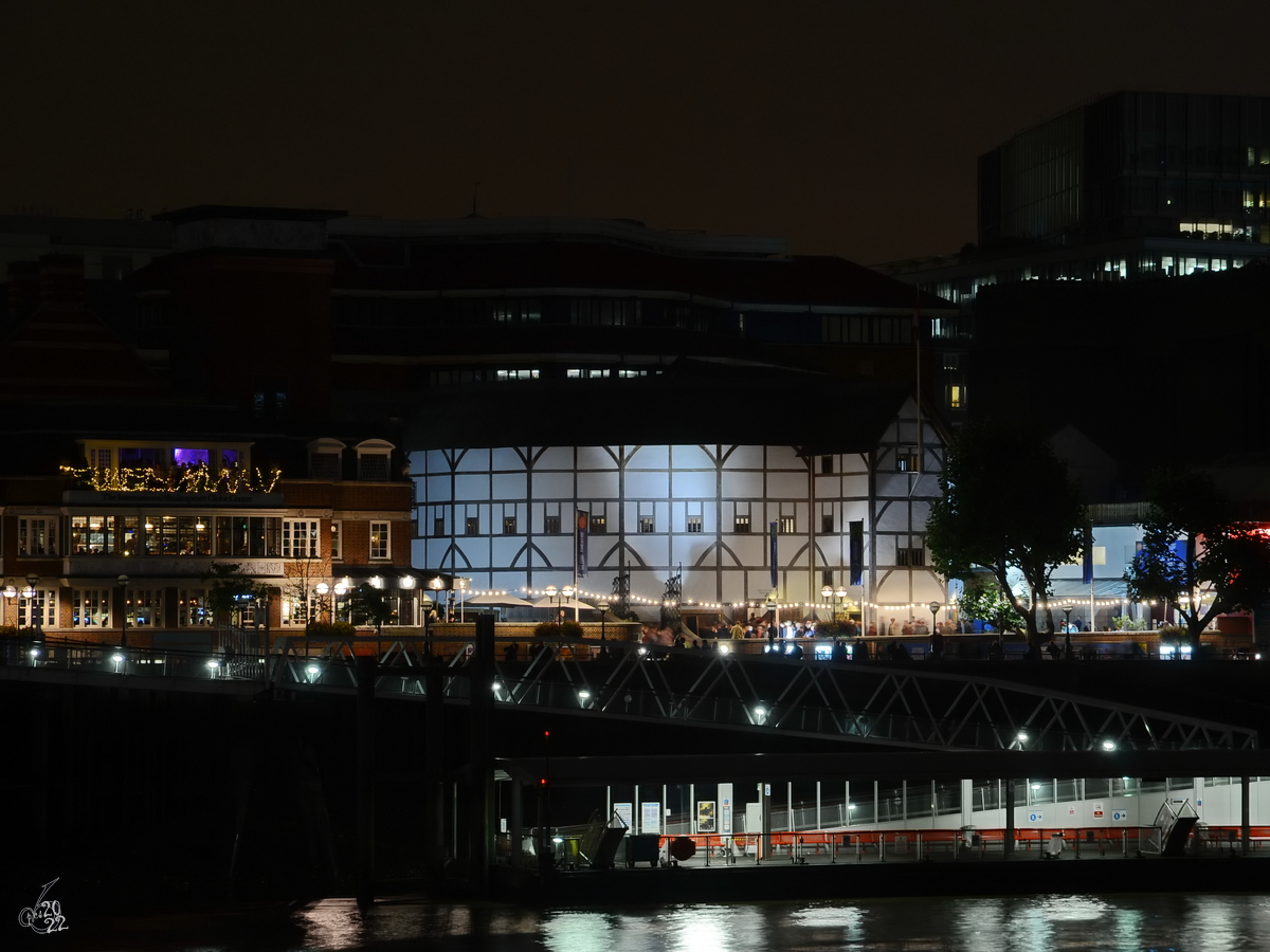 Das Globe Theatre ist ein 1599 erbautes und im 20. Jahrhundert nahe der alten Stelle rekonstruiertes elisabethanisches Theatergebude. (London, September 2013)