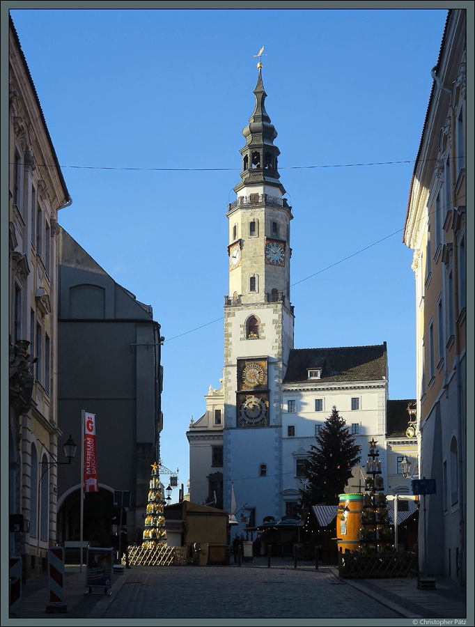 Das Grlitzer Rathaus wird vom 60 m hohen Turm dominiert, der ursprnglich aus dem 14. Jahrhundert stammt, aber im Laufe der Zeit immer wieder baulich verndert wurde. An ihm befinden sich mehrere Uhren, darunter auch eine Mondphasenuhr aus dem 16. Jahrhundert. Unterhalb des Rathauses befindet sich der Schlesische Weihnachtsmarkt, der am Morgen allerdings erst langsam erwacht. (Grlitz, 04.12.2016)