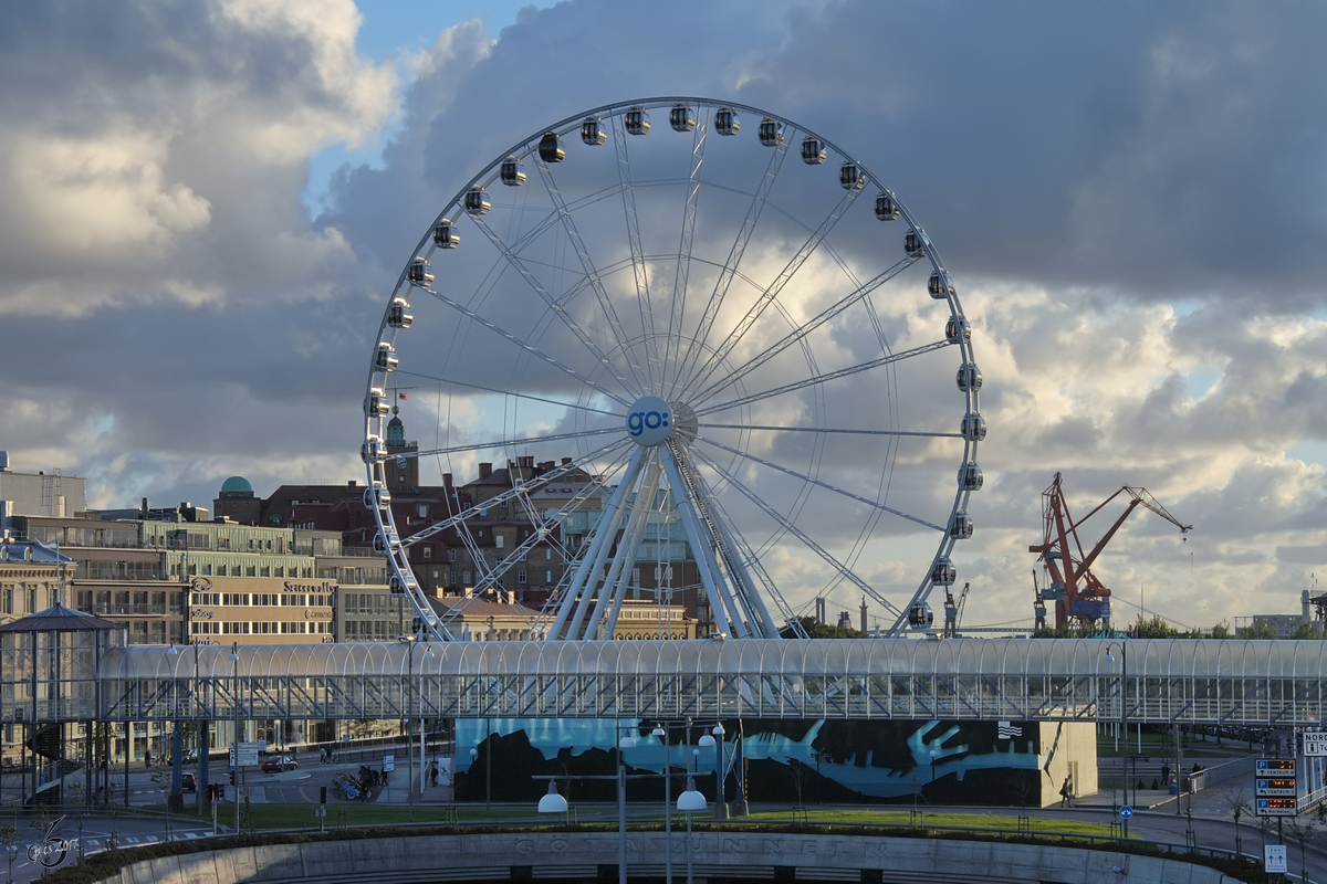 Das Gteborger Riesenrad  Gteborgshjulet  in der Gteborger Innenstadt direkt an der Oper. (August 2010)