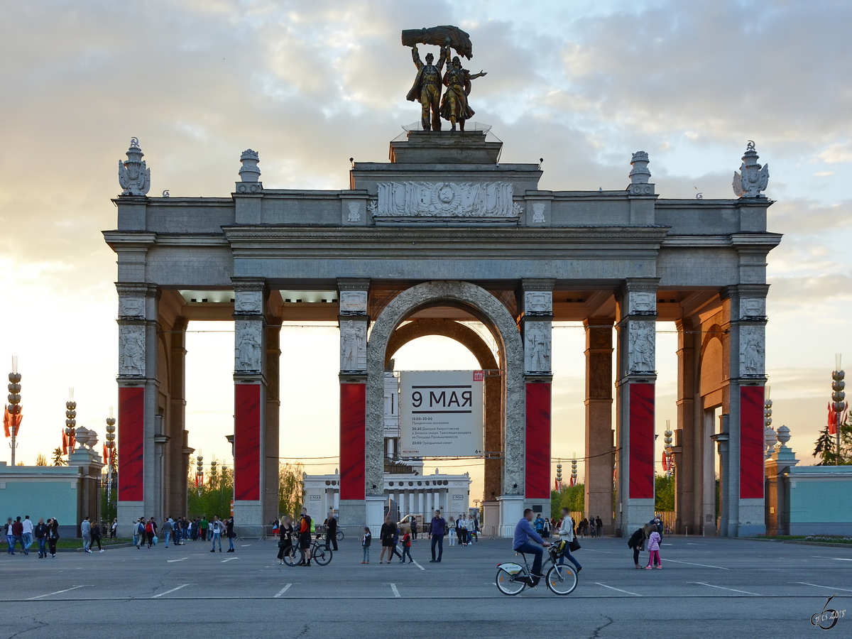 Das Groe Tor zur Ausstellung der Errungenschaften der Volkswirtschaft (WDNCh) in Moskau. (Mai 2016)