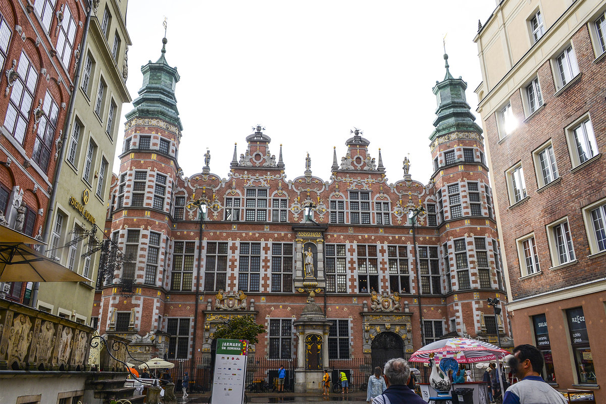 das groe Zeughaus (Wilke Zbrojownia) in Danzig (Gdańsk). Die Gnter Grass-Figur Oskar Matzerath bekam hier sein Blechtrommel. Aufnahme: 14. August 2019.