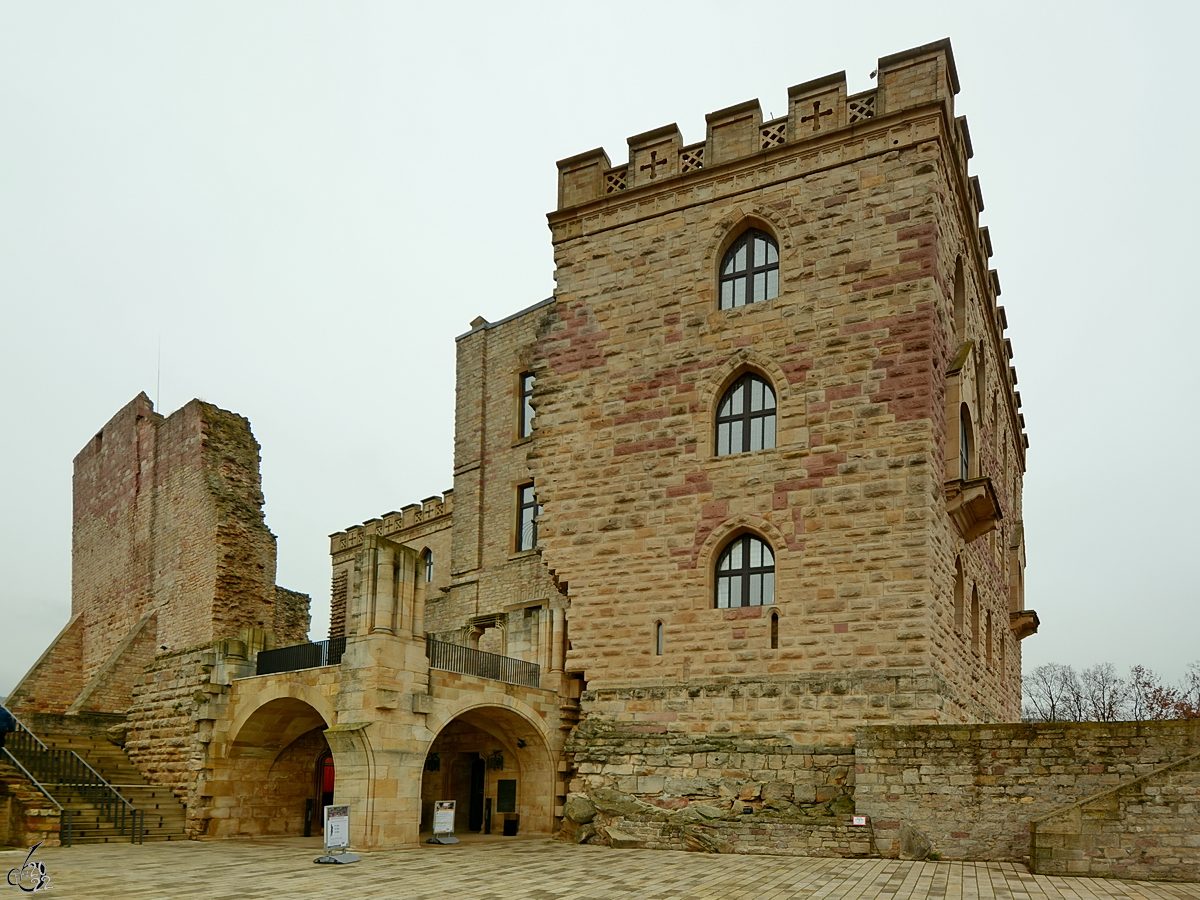 Das Hambacher Schloss wurde im Mittelalter als Burg erbaut und in der Neuzeit schlossartig ausgestaltet. (Dezember 2014)