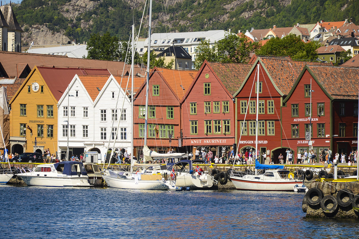 Das Hanseviertel Bryggen (norwegisch, dt. Landungsbrcke, Kai) bis 1945 Tyskebryggen (Deutsche Brcke), besteht aus den ehemaligen Handelskontoren der Hanse in Bergen/Norwegen. Aufnahme: 10. Juli 2018.