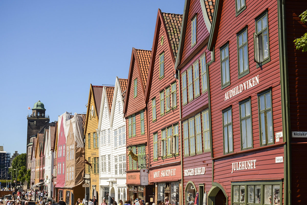 Das Hanseviertel Bryggen (norwegisch, dt. Landungsbrcke, Kai) oder bis 1945 Tyskebryggen (Deutsche Brcke) besteht aus den ehemaligen Handelskontoren der Hanse in Bergen/Norwegen. Die Hansekontore nehmen die ganze Ostseite der Bucht Vgen ein. Aufnahme: 10. Juli 2018.